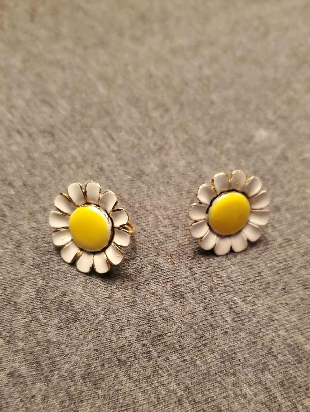Vintage Dainty Daisy Enamel Stud Earrings - Yellow & White.Gold Tone